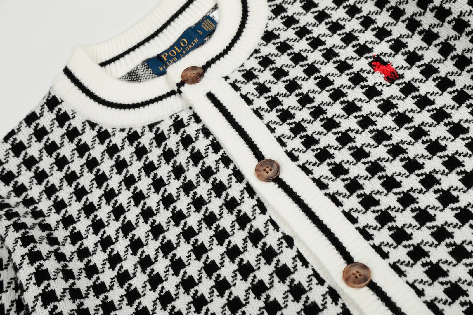 P250 Top quality" Style number: DS807# (not off the shelves all year round) [Ralph Lauren houndstooth pony embroidery logo men's style round neck knitted cardigan] ✅Ralph Lauren Ralph Lauren classic basic versatile men's style houndstooth plaid knitted cardigan jacket ✅Main supplier platform live broadcast Wholesale entities Out of stock will be replenished Not off the shelf ✅ZP quality 1:1 pattern making Scan the code to enter the GF website Counter quality ✅Details and quality are the only one in Guangzhou. Imported quality. Focus on high-end. Cost-effective. Needless to say good quality. ✅Restore the original version. The maximum size can be worn up to 200 pounds. Loose, comfortable and stress-free. ✅The upper body is simple and easy to put on. A must-have for male idols. Good-looking clothes are never picky. A must-have for male idols. Size: S-XL Color: Black White